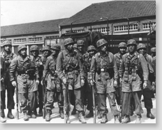 Paraquedistas alemães logo após a captura do Forte Eben-Emael, em maio de 1940.