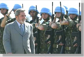 O presidente Lula passa em revista a tropa, antes do embarque dos nossos capacetes azuis para o Haiti