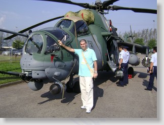 Abbud junto ao Mil Mi-35M da Força Aérea Brasileira.