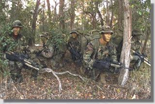 Equipe Force Recon, do US Marine Corps, infiltrada em território hostil.