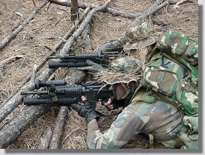 Membros do Marines Force Recon em missão de vigilância e reconhecimento atrás das linhas inimigas.