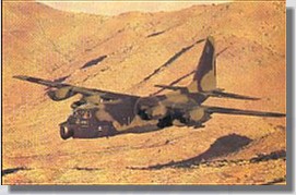 H&eacute;rcules MC-130H voando rente ao terreno.