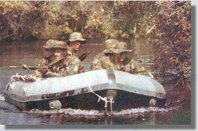 Equipe de combate da 1&ordf; SOW em treinamento anf&iacute;bio.