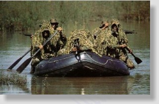 Membros do Batalhão Tonelero  em infiltração com botes infláveis.